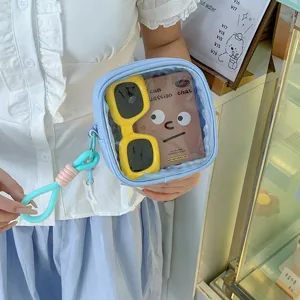 Trousse en PVC transparent bleu clair, avec cordon et lunettes de soleil visibles à l’intérieur