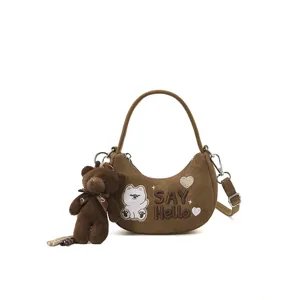 Sac demi-lune marron effet daim, brodé d’un ours, avec « SAY Hello » et un porte-clés ours en peluche