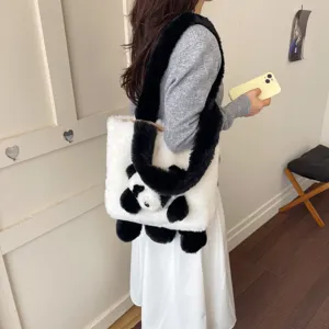 Sac cabas en peluche blanc à motif panda, avec anse noire duveteuse, porté à l'épaule