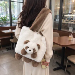 Cabas blanc en peluche, décor panda et bandoulière marron, porté en travers dans un café