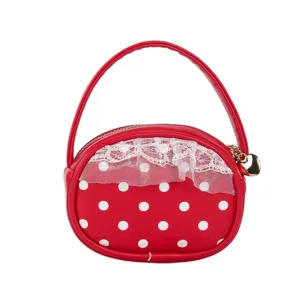 Petit sac rond rouge en similicuir à pois blancs, avec dentelle, anse et breloque en forme de cœur