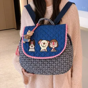 Sac à dos matelassé bleu marine et gris à carreaux, broderies de personnages et porte-clés ourson