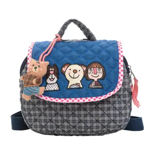 Sac à dos féminin bleu en tissu matelassé à carreaux, avec broderies ludiques, poignée et bretelles