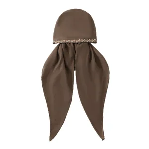 Foulard brun de style turban, avec de longs pans fluides et une bordure géométrique à losanges