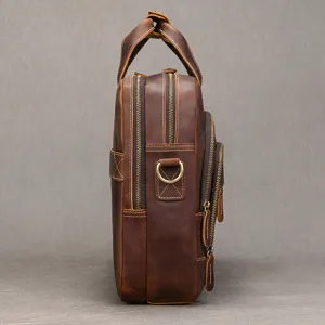 Vista laterale della pelle marrone vissuta, con doppie zip, anello a D in ottone e tasca esterna