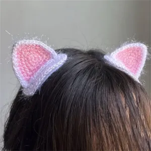 Barrette à oreilles de chat crochetées, roses et blanches, portée sur la tête vue de dos