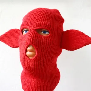 Cagoule rouge en maille, trois ouvertures faciales et oreilles pointues, présentée sur un mannequin