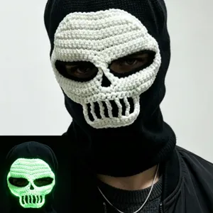 Cagoule de Crâne Lumineuse Halloween Masque en Tricot Fait Main au Crochet Bonnet Drôle Lumineux dans le Noir pour Adultes Fête Hiver