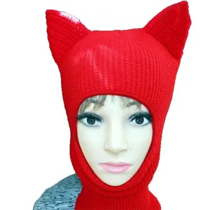 Cagoule rouge en tricot à oreilles de chat et visage découvert, portée sur un mannequin sur fond blanc