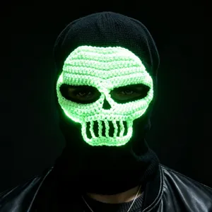 Cagoule noire crochetée à la main, ornée d’un crâne vert néon lumineux, vue de face
