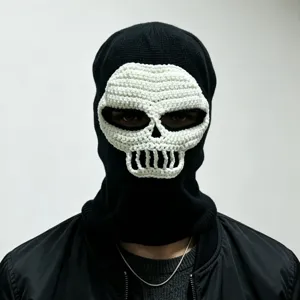 Cagoule noire en maille avec masque de crâne blanc crocheté, portée de face sur un modèle