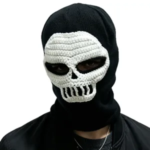 Cagoule noire au crochet avec visage de crâne blanc, ouvertures pour les yeux et la bouche, portée