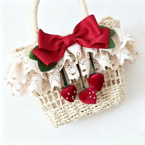 Sac panier Lolita tressé avec dentelle blanche, nœud rouge satiné et décorations en forme de fraise