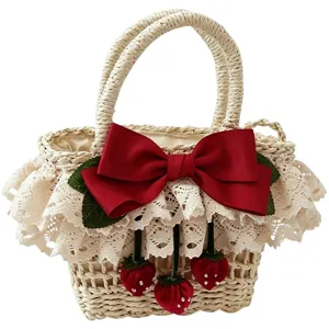 Sac panier Lolita en paille tressée, dentelle ivoire, nœud bordeaux et breloques en forme de fraise