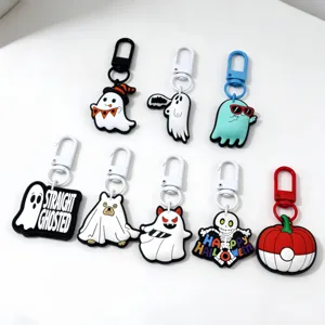 Acht Halloween-Anhänger mit Geister-, Schädel- und Kürbismotiven an farbigen Metallclips