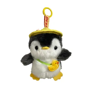 Ciondolo da borsa a forma di pinguino di peluche, con cappello giallo, anatra e laccio verde