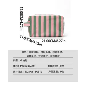 Detail van het roze-groen gestreepte PVC-tasje, met afmetingen en informatie over het materiaal
