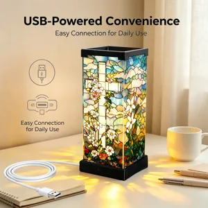 Glazen lamp met kruis en lelies in glas-in-loodstijl, USB-kabel op een zacht verlichte tafel