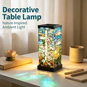 Verlichte glas-in-loodpanelen met bloemmotieven werpen kleurrijke lichtreflecties op het tafelblad