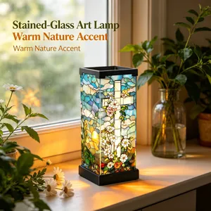 Detail van het verlichte glas-in-lood met een kruis en bloemen, op een zonnige vensterbank