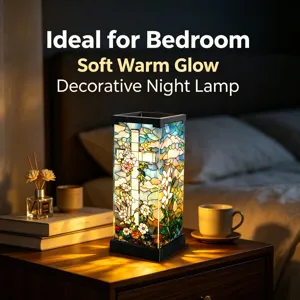 Kleurrijke glazen panelen met bloemenmotief geven warm licht af op een nachtkastje in een slaapkamer