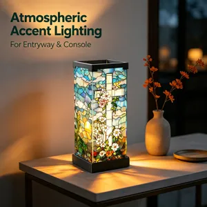 Detail van kleurrijke glas-in-loodpanelen met een bloemrijk kruis in een zwart metalen frame