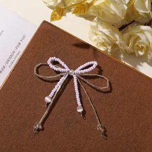 Fiocco decorativo con perline viola, anse in filo argentato, centro effetto perla e ciondoli rosa