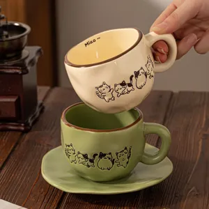 Keramik-Kaffeetassen- und Untertassenset mit Katzenreliefs in Creme und Matchagrün