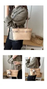 Tre viste mostrano una borsa beige effetto camoscio, portata a spalla e a mano, con fibbia.