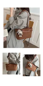 Tre viste mostrano una borsa marrone scamosciata con cinturini, dettagli metallici e ciondolo