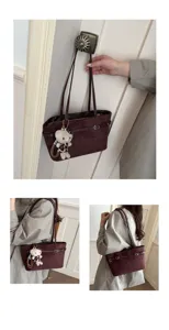 Borsa marrone effetto camoscio, a mano e a spalla, con zip e ciondolo a forma di orsetto