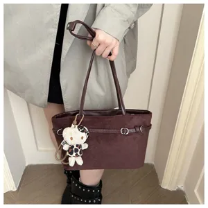 Borsa marrone effetto scamosciato con fibbia e piccolo charm orso con stampa leopardata