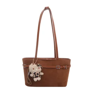 Borsa tote marrone effetto scamosciato, con manici lunghi, fibbia decorativa e orsetto pendente
