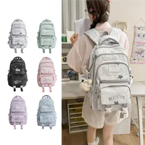 Six coloris de sac à dos en tissu texturé, avec un modèle portant le sac gris clair en intérieur.