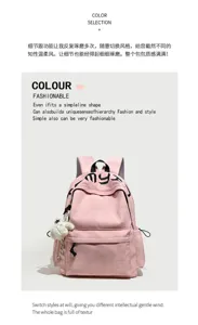 Sac rose vu de face, poches zippées, bordure sombre et breloque en peluche sur fond gris clair