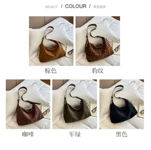 Cinq sacs demi-lune souples, marron, léopard, café, olive et noir, sur literie blanche