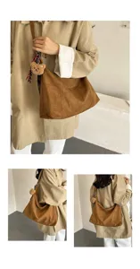 Trois vues de tenue montrent un sac marron effet daim, avec bandoulière réglable et breloque ours.