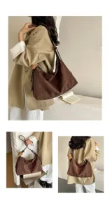 Sac brun à texture daim, porté à l’épaule ou à la main, avec un petit pendentif en forme d’ours