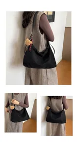 Vue en trois volets d’un sac noir porté à l’épaule, avec ourson brun et sangle à carreaux