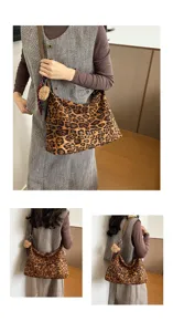 Trois vues portées montrent le sac à motif léopard, effet daim, avec un petit ourson en peluche.