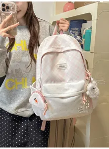 Détail du sac rose à carreaux et à pois, avec petite pochette et pendentif lapin tout doux