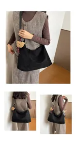 Détail d’un modèle portant un sac noir effet suédine, avec un ourson et un ruban à carreaux.