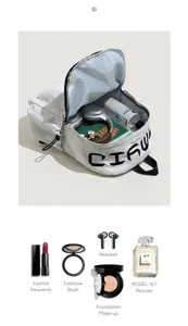 Vue de dessus d’un sac à dos blanc ouvert, révélant son intérieur spacieux avec des produits rangés
