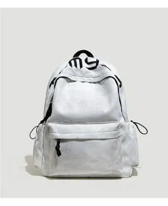 Vue de face d’un sac à dos blanc à motif étoilé discret, avec poche zippée et détails noirs