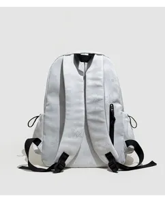 Vue arrière : tissu clair à étoiles en relief, sangles noires, cordons latéraux et poche zippée