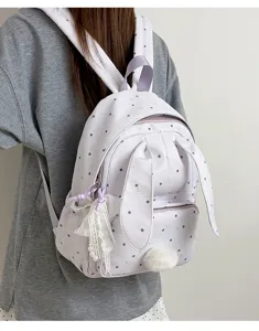 Sac porté sur le dos, à pois lavande, avec oreilles de lapin devant et breloques douces