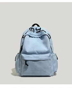 Vue de face d’un sac à dos bleu clair avec étoiles en relief, lettrage noir et poche zippée