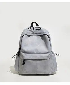 Vue de face d’un sac gris à reliefs étoilés, avec poignée noire et poche zippée à l’avant