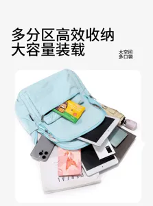 Flachansicht einer hellblauen Tasche mit Fächern für Handy, Tablet, Bücher und Alltagsutensilien