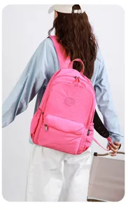 Rückansicht eines Models mit rosa Rucksack, mit Reißverschlussfach vorne und seitlichen Taschen